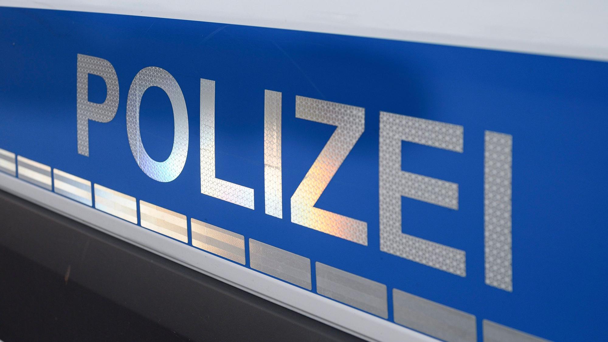 Das Bild zeigt die Schriftzug Polizei auf einem Streifenwagen.