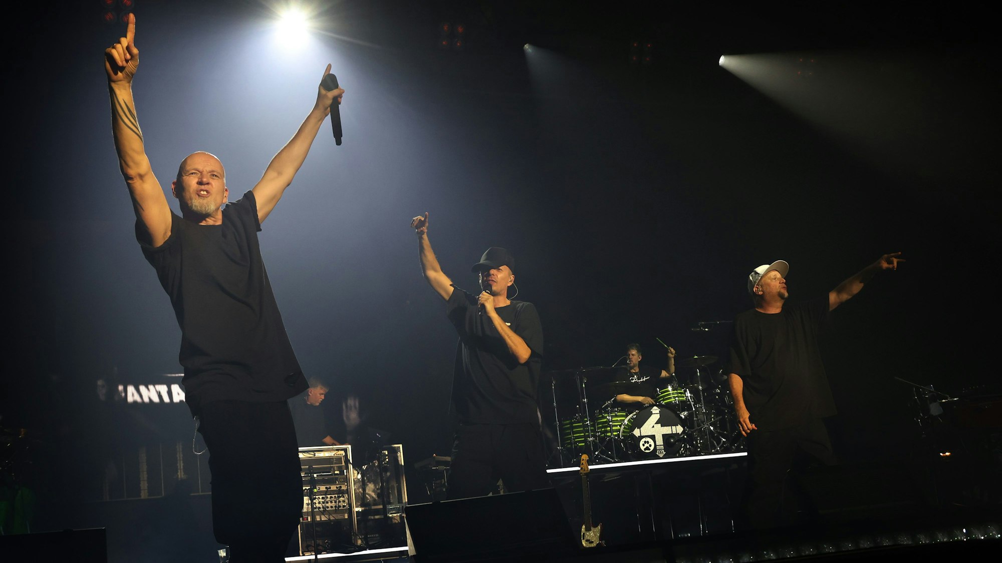 Die Mitglieder der Band die „Fantastischen Vier“ stehen auf der Bühne.
