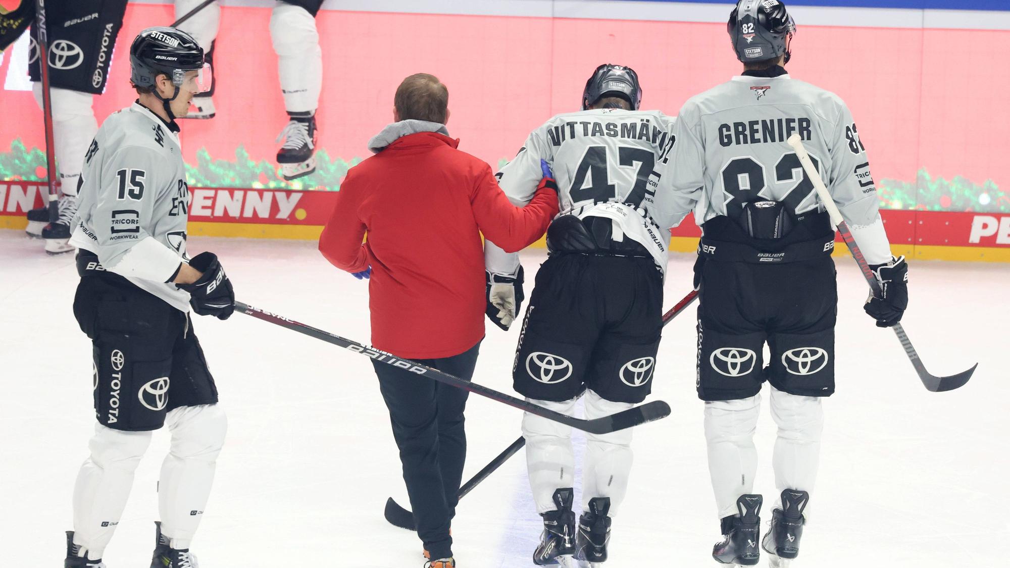 Sah zunächst gut aus: Haie-Verteidiger Veli-Matti Vittasmaeki musste nach einem Kniecheck von Berlins Yannick Veilleux angeschlagen vom Eis. Der Finne konnte aber weitermachen.