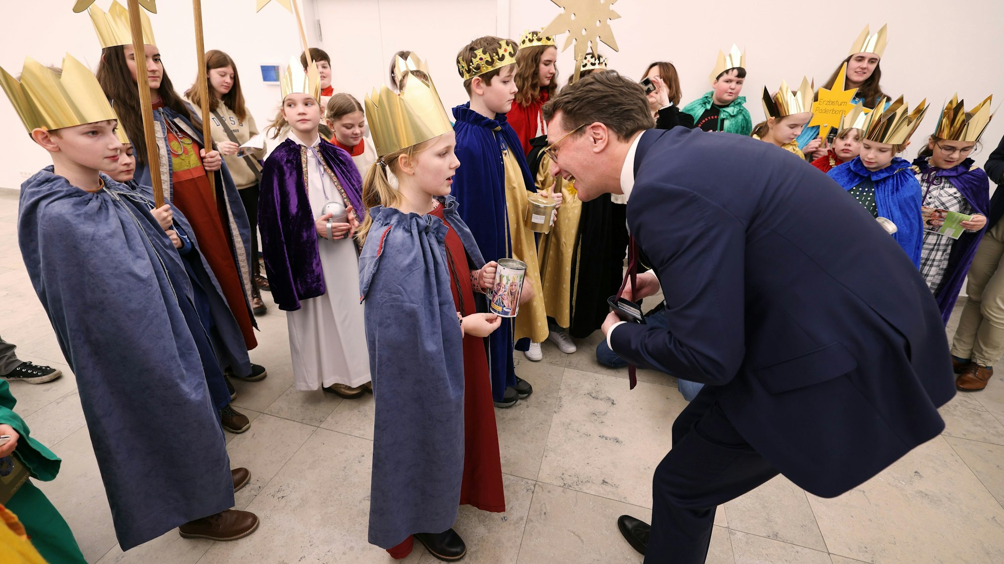 09.01.2023, Nordrhein-Westfalen, Düsseldorf: Ministerpräsident Hendrik Wüst (CDU) empfängt Sternsinger in der Staatskanzlei in Düsseldorf und spendet Geld. Foto: David Young/dpa +++ dpa-Bildfunk +++