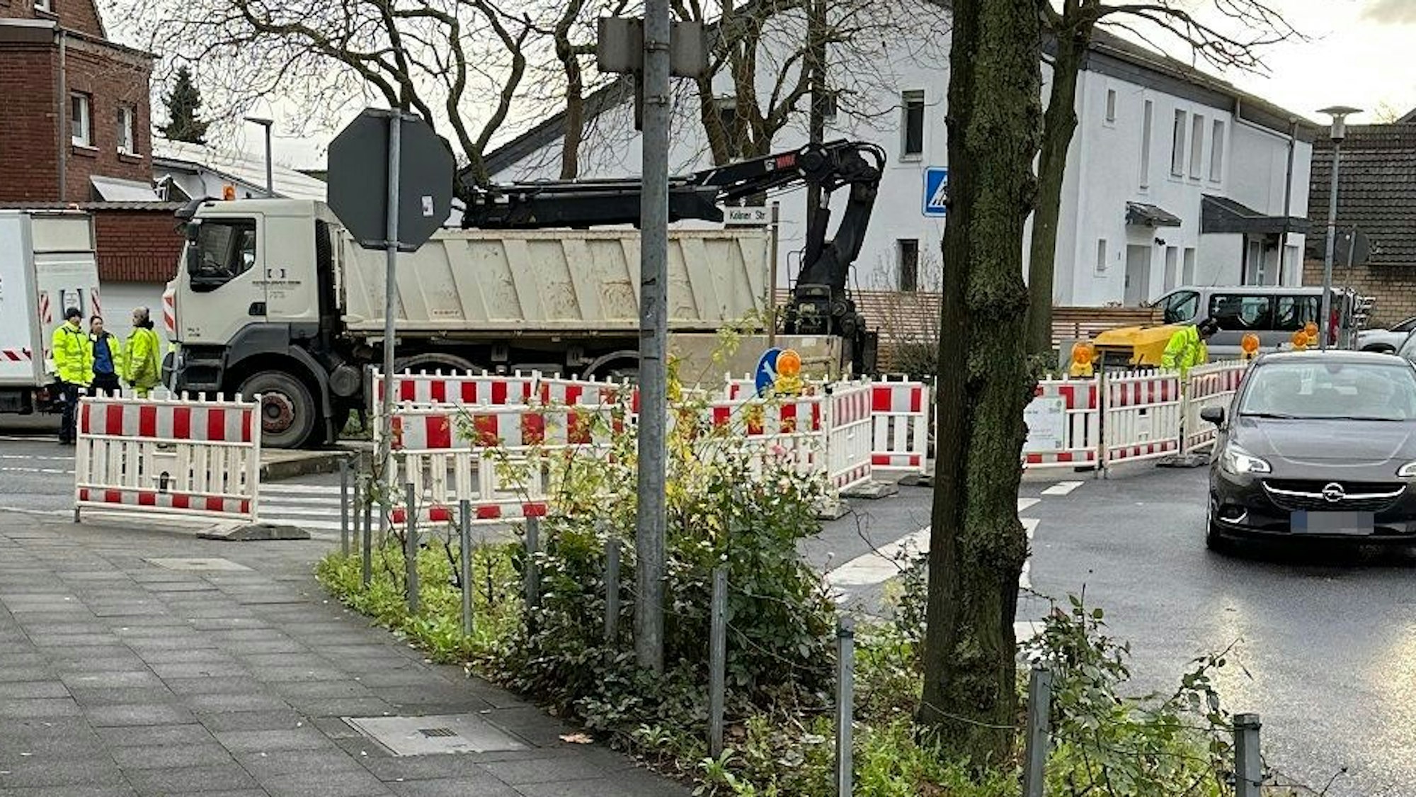 Das Foto zeigt eine mit Baken gesicherte Baustelle an der Straßeneinmündung.