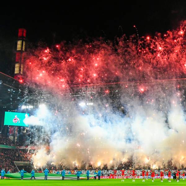 Aus dem FC-Fan-Block steigt Feuerwerk auf.