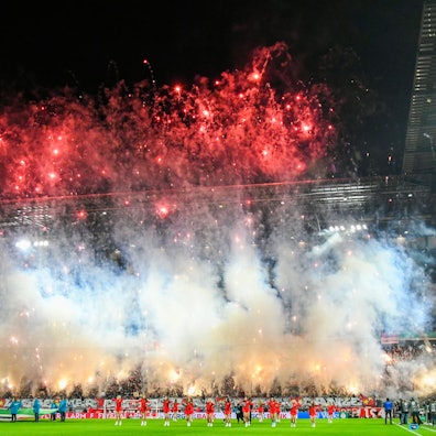 Aus dem FC-Fan-Block steigt Feuerwerk auf.