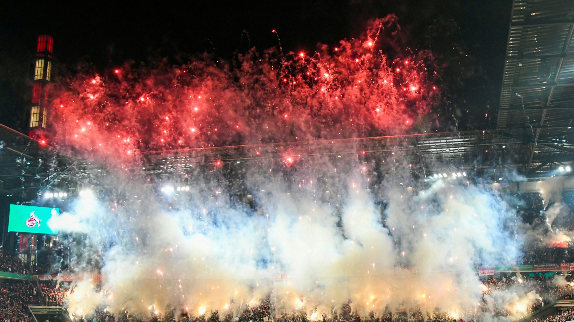 Aus dem FC-Fan-Block steigt Feuerwerk auf.