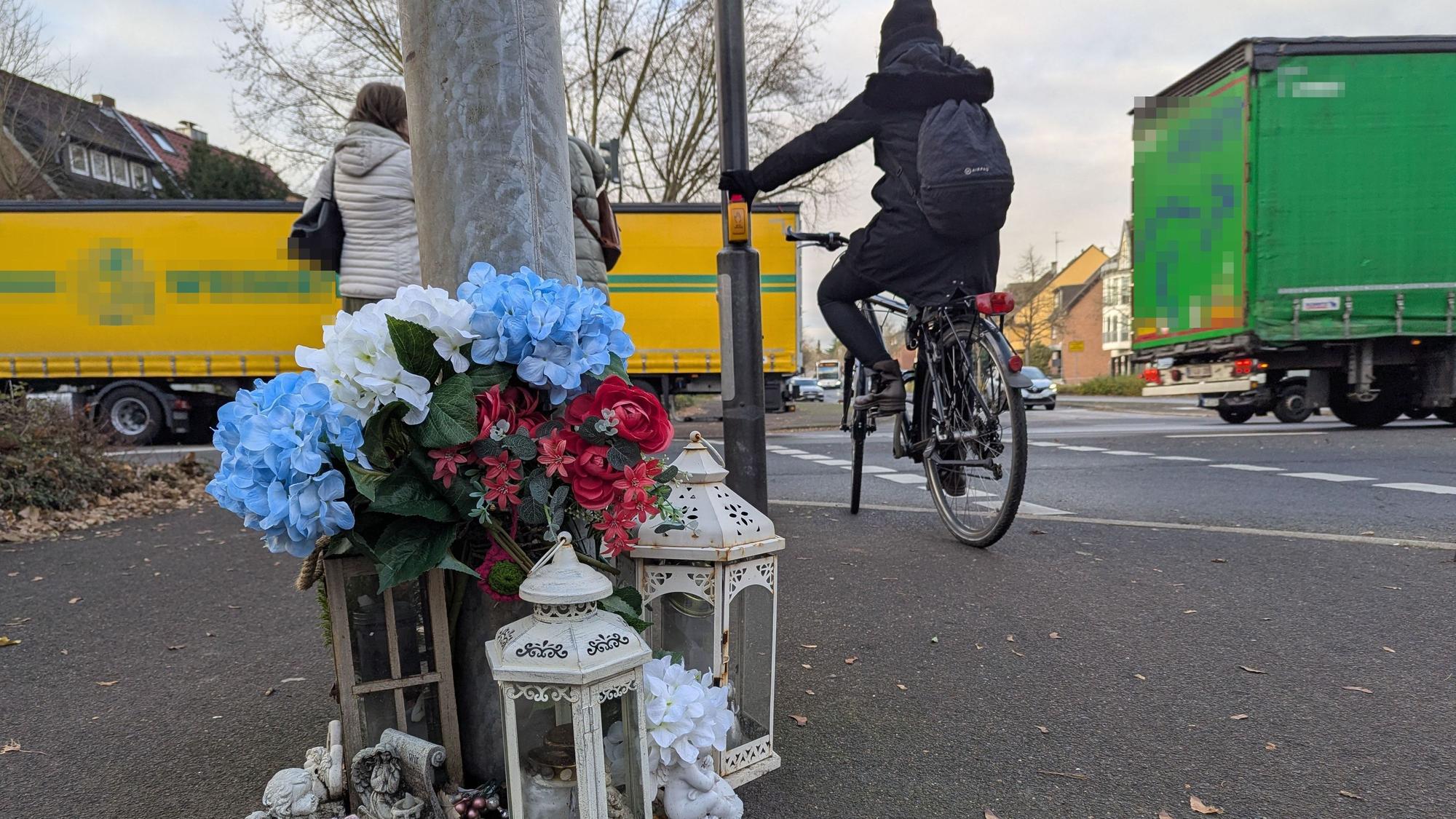 Blumen, Laternen und Skulpturen erinnern an der Ampel an den im Dezember 2021 tödlich verunglückten Jungen.