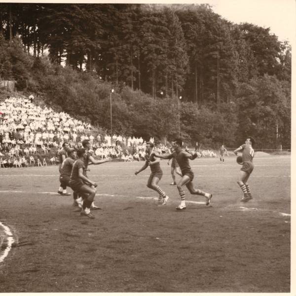 Feldhandballspiel auf dem alten Platz Lochwiese in Gummersbach, Aufnahme aus dem Jahr 1959