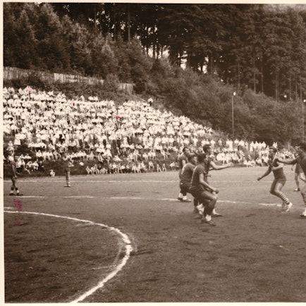 Feldhandballspiel auf dem alten Platz Lochwiese in Gummersbach, Aufnahme aus dem Jahr 1959
