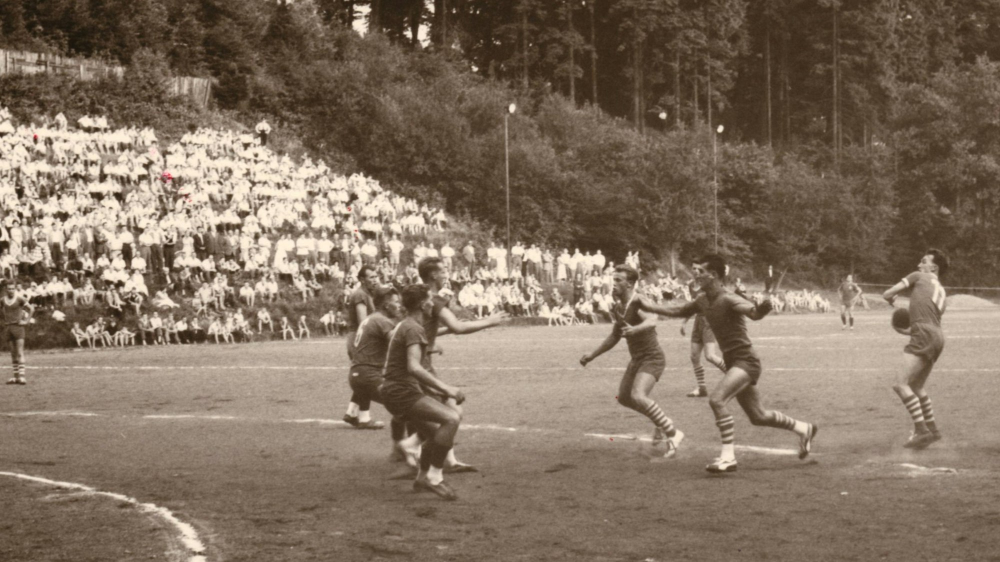 Feldhandballspiel auf dem alten Platz Lochwiese in Gummersbach, Aufnahme aus dem Jahr 1959