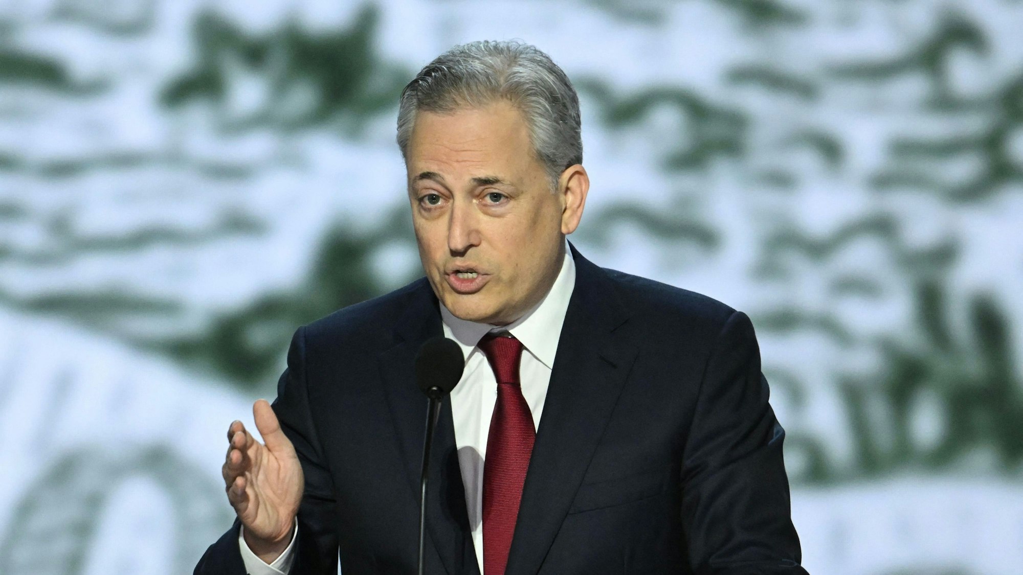 David Sacks hält eine Rede.