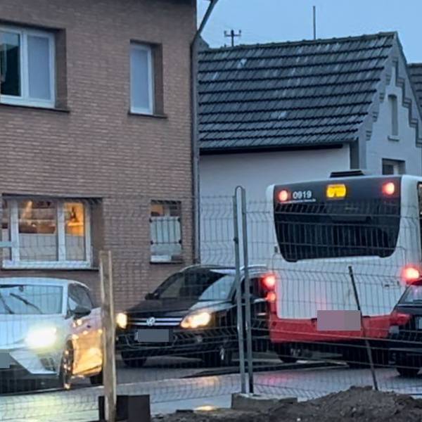 Autos fahren über den Bürgersteig in der Siegburger Straße in Sankt Augustin-Menden
