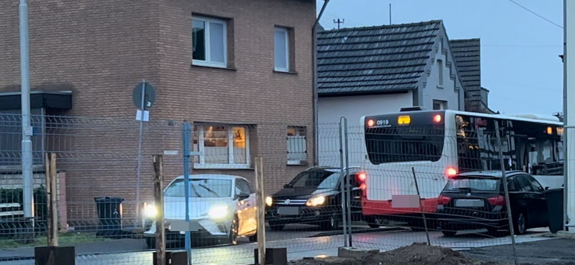 Autos fahren über den Bürgersteig in der Siegburger Straße in Sankt Augustin-Menden