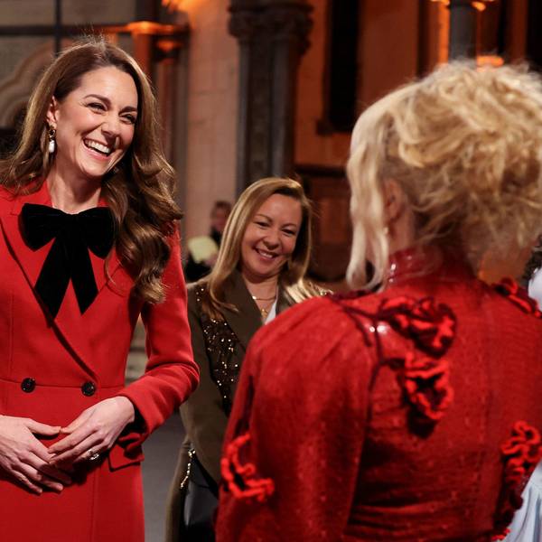 Prinzessin Kate unterhält sich am Rande der Weihnachtsmesse ‚Together at Christmas‘ in der Westminster Abbey mit Olivia Dean und Paloma Faith.