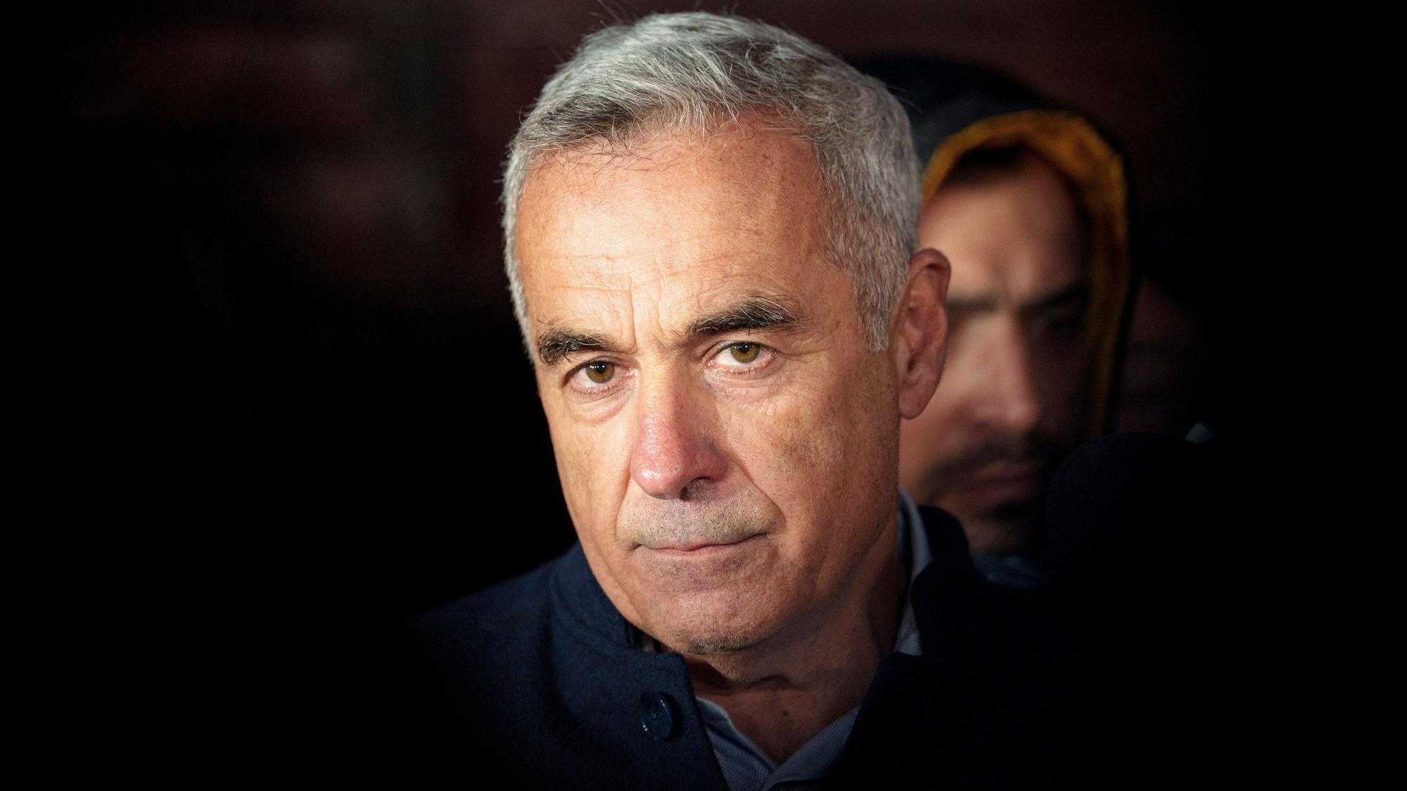 26.11.2024, Rumänien, Izvorani: Calin Georgescu, unabhängiger Kandidat für die Präsidentschaftswahlen, spricht zu den Medien.