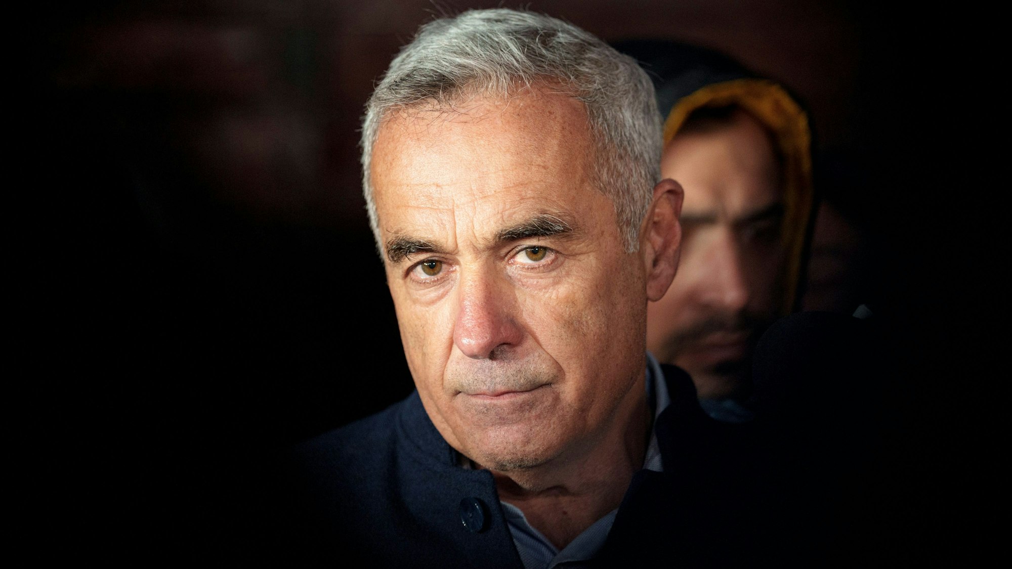 26.11.2024, Rumänien, Izvorani: Calin Georgescu, unabhängiger Kandidat für die Präsidentschaftswahlen, spricht zu den Medien.