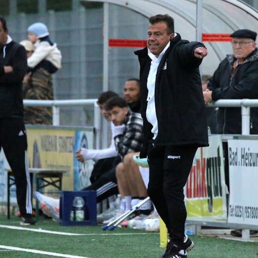 Das Bild zeigt Coach Stephan Reimer an der Seitenlinie.