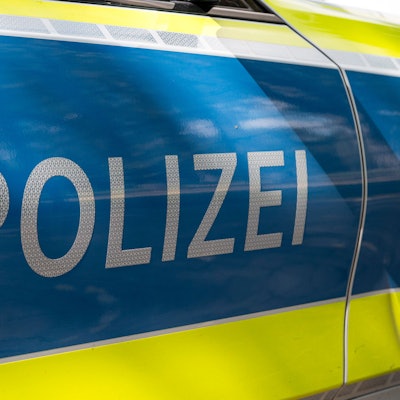 ARCHIV - 15.09.2023, Bayern, Bamberg: Auf einem Einsatzwagen ist der Schriftzug «Polizei» zu lesen.
