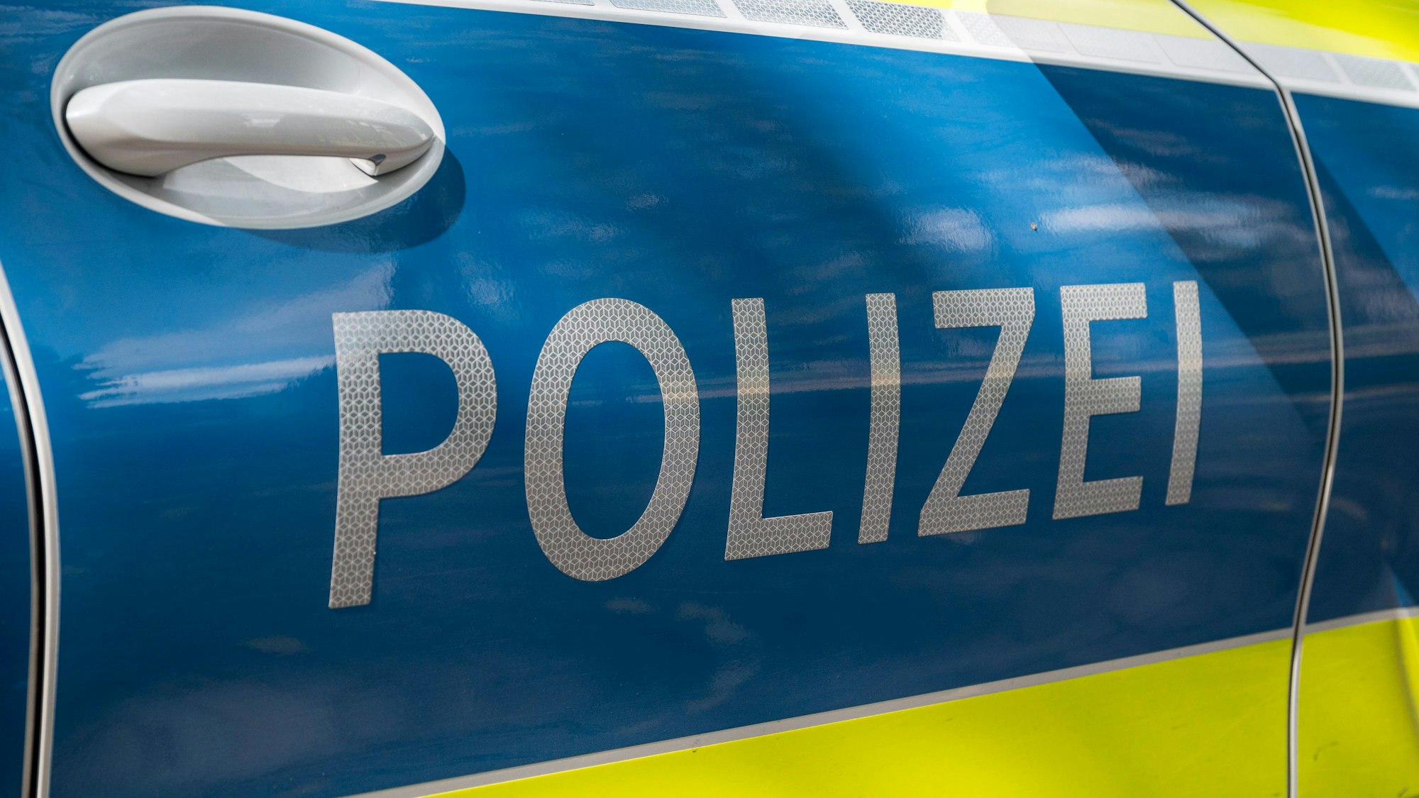 ARCHIV - 15.09.2023, Bayern, Bamberg: Auf einem Einsatzwagen ist der Schriftzug «Polizei» zu lesen.