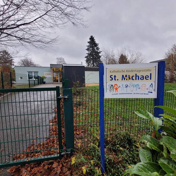 Die katholische Kindertagesstätte St. Michael gehört zu den Einrichtungen in Waldbröl, die an der Dechant-Wolter-Straße ansässig sind. Die Straße soll ihren Namen verlieren, weil Emmerich Wolter als mutmaßlicher Missbrauchstäter gilt.
