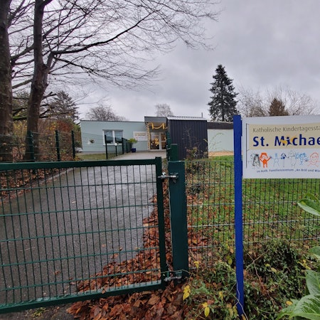 Die katholische Kindertagesstätte St. Michael gehört zu den Einrichtungen in Waldbröl, die an der Dechant-Wolter-Straße ansässig sind. Die Straße soll ihren Namen verlieren, weil Emmerich Wolter als mutmaßlicher Missbrauchstäter gilt.