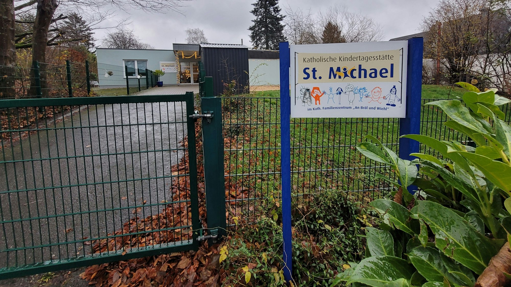 Die katholische Kindertagesstätte St. Michael gehört zu den Einrichtungen in Waldbröl, die an der Dechant-Wolter-Straße ansässig sind. Die Straße soll ihren Namen verlieren, weil Emmerich Wolter als mutmaßlicher Missbrauchstäter gilt.