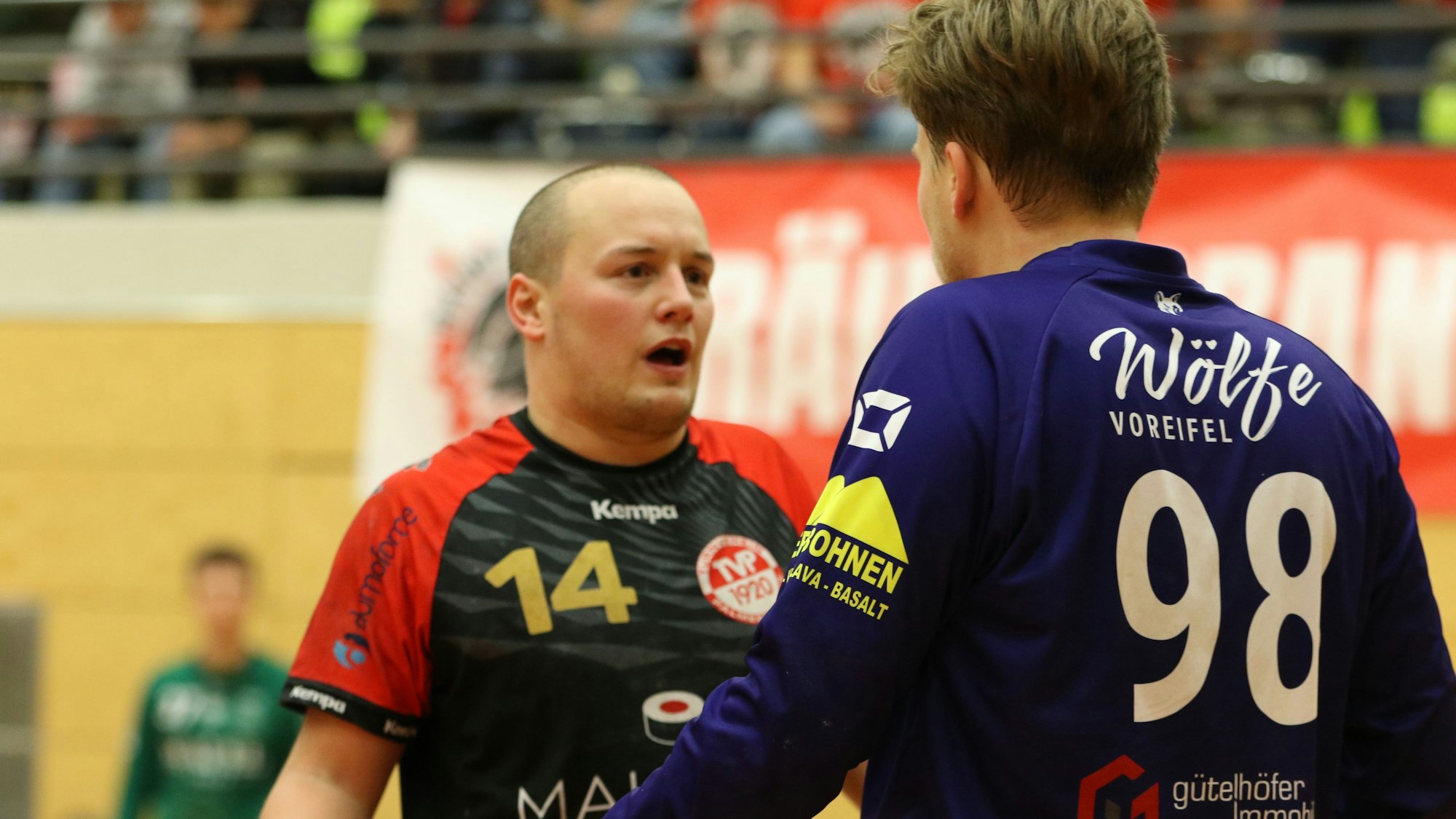 Ein Spieler des TV Palmersheim und der Torwart der Wölfe Voreifel im Gespräch miteinander.