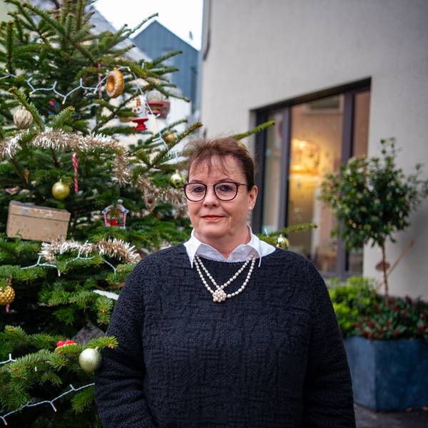 Juliane B. Vetter steht vor einem geschmückten Weihnachtsbaum in der Zülpicher Innenstadt.