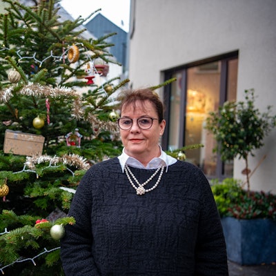 Juliane B. Vetter steht vor einem geschmückten Weihnachtsbaum in der Zülpicher Innenstadt.