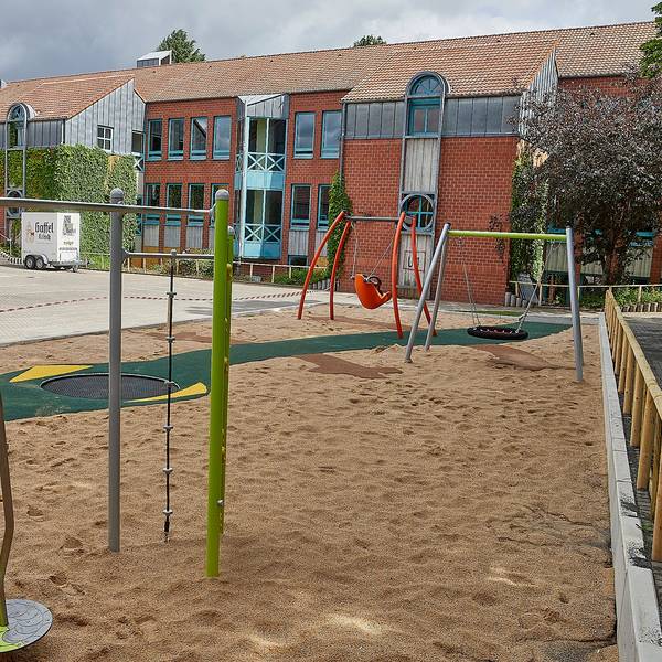 Das Bild zeigt das Außengelände der Förderschule, die sich auf dem Areal der ehemaligen belgischen Schule am Eifelring befindet.