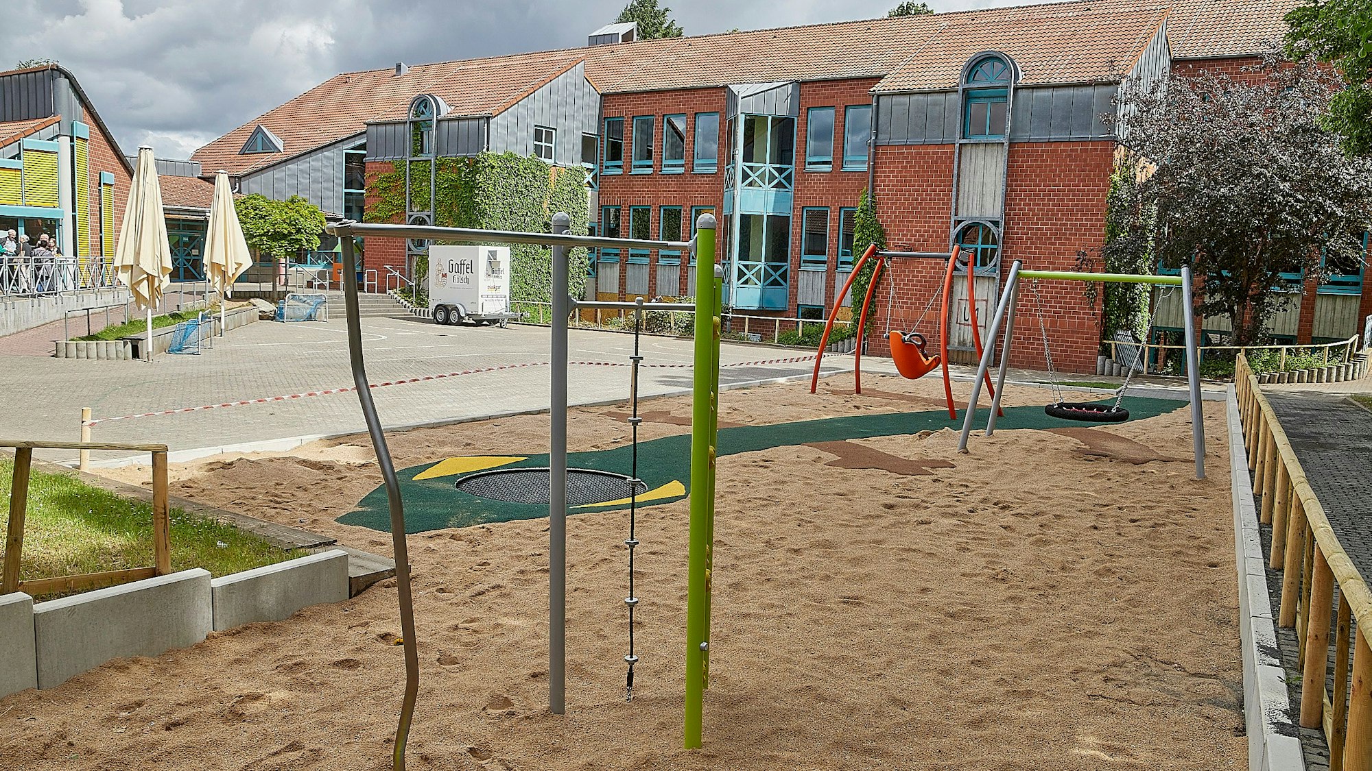 Das Bild zeigt das Außengelände der Förderschule, die sich auf dem Areal der ehemaligen belgischen Schule am Eifelring befindet.