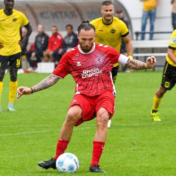 Spielszene aus einem Fußballspiel, ein Spieler tritt einen Elfmeter.