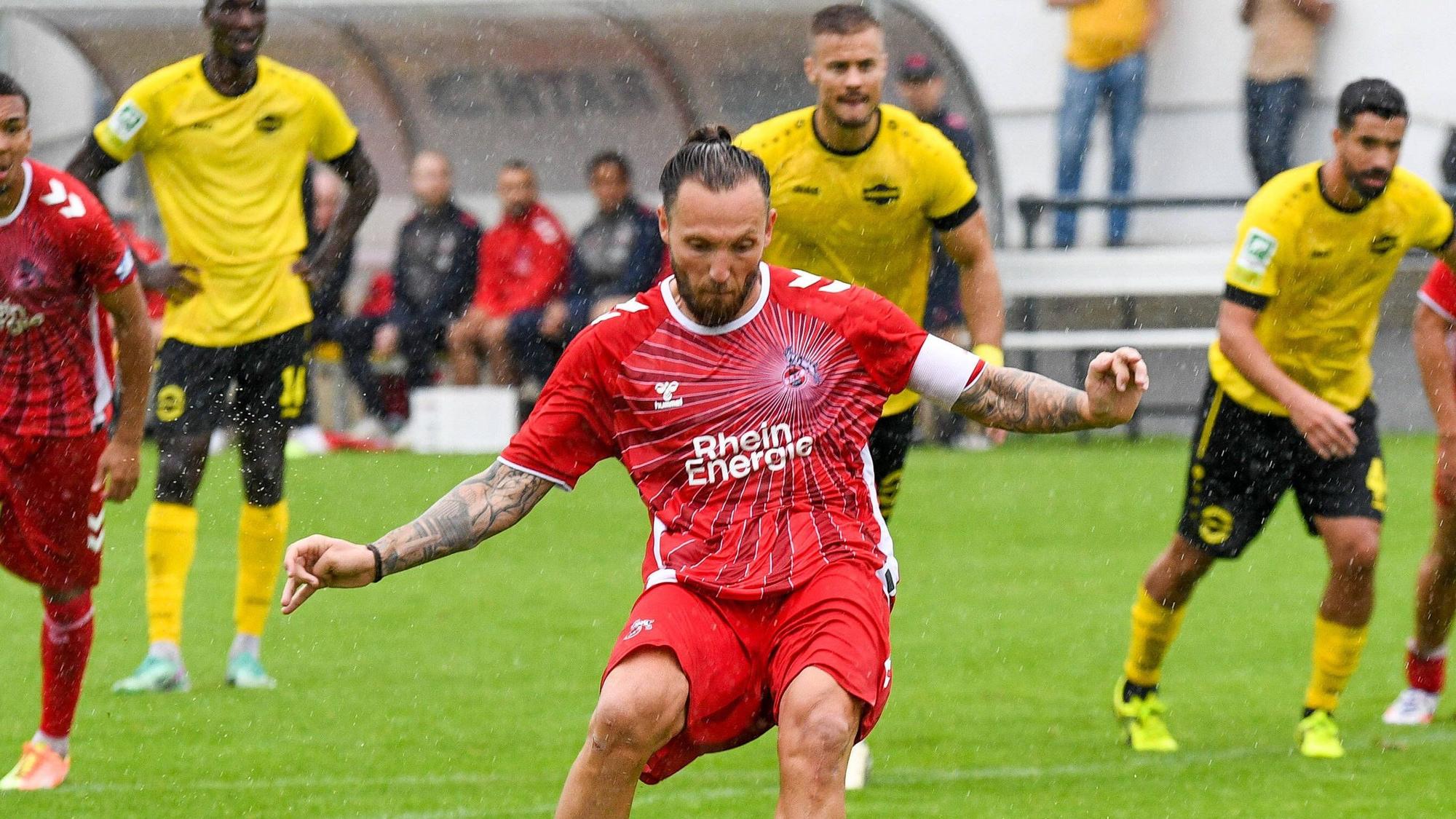 Spielszene aus einem Fußballspiel, ein Spieler tritt einen Elfmeter.