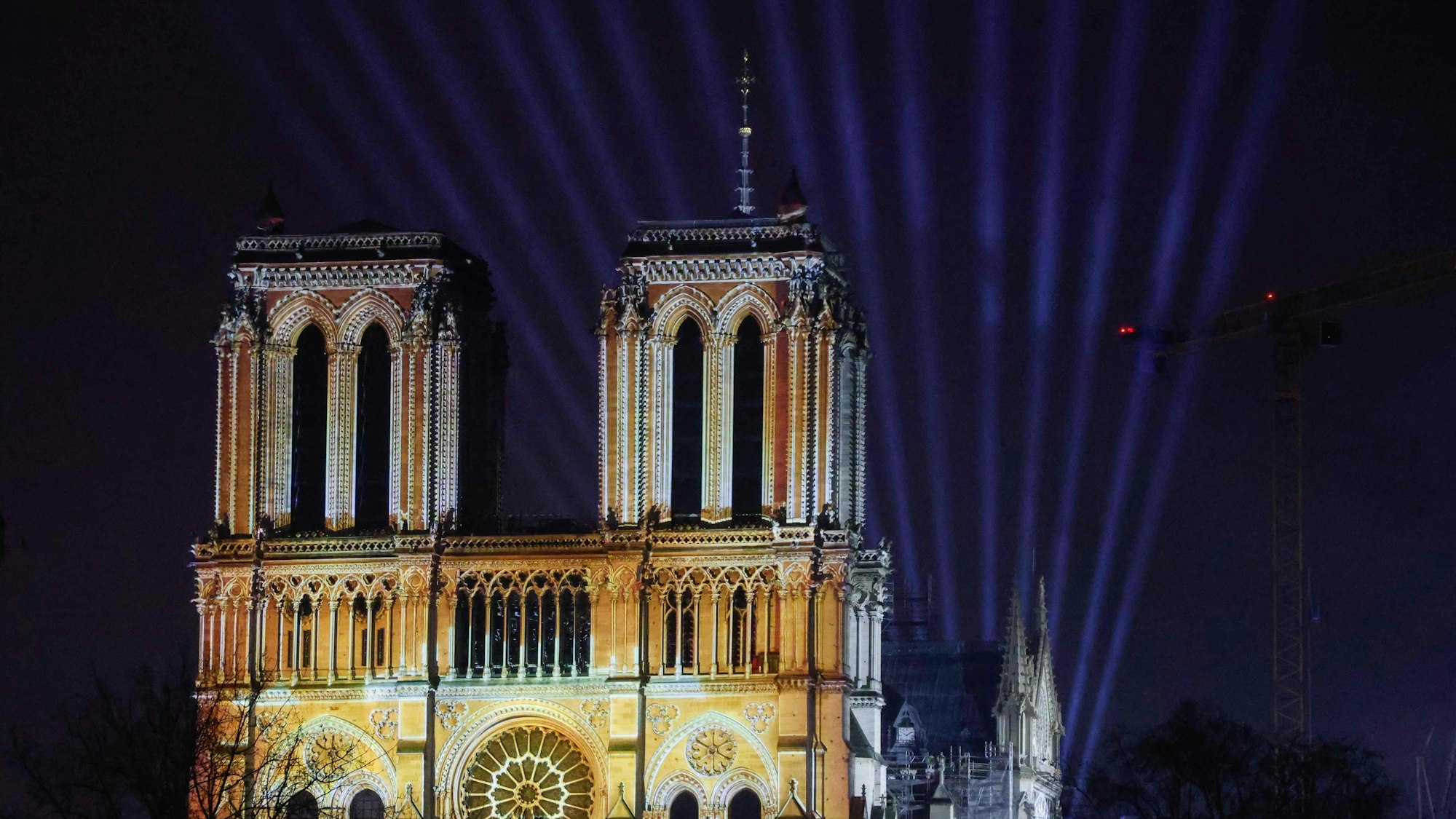 Die Kathedrale Notre-Dame im Licht bunter Scheinwerfer.