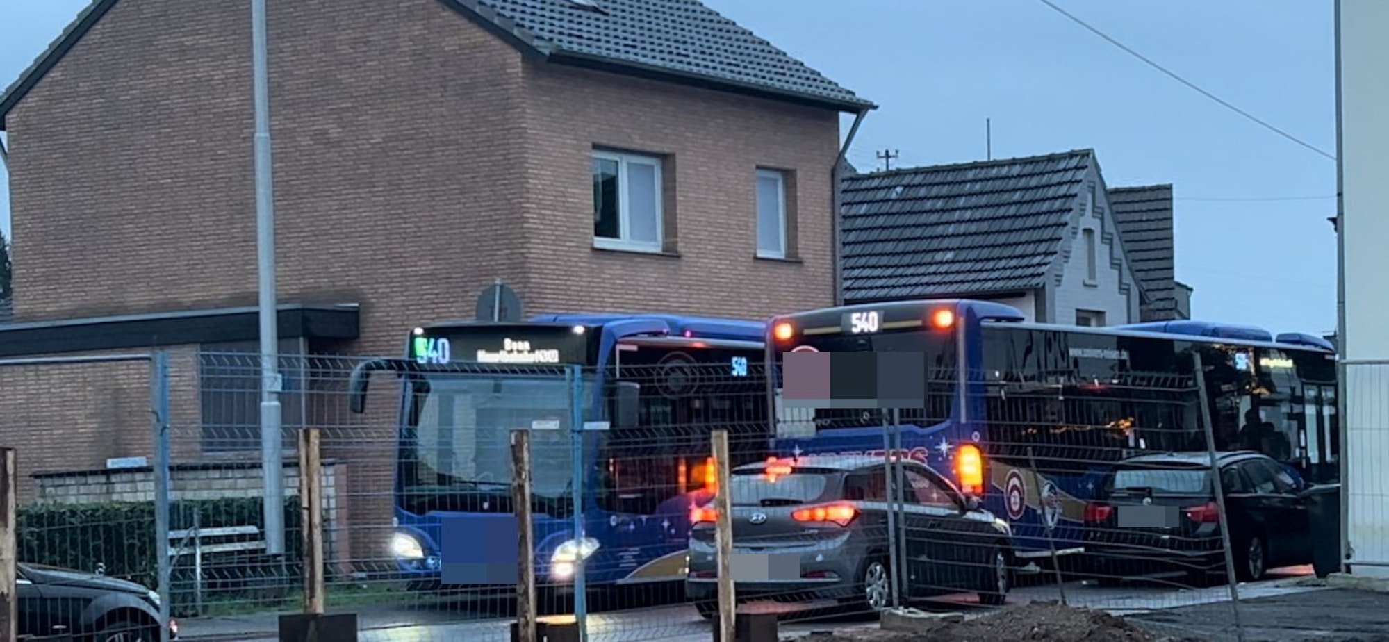 Die Fahrbahn ist nicht breit genug: Busse müssen auf den Bürgersteig ausweichen