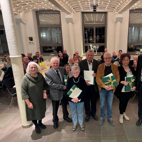 Im Ratssaal der Gemeinde Engelskirchen wurden sie für ihr Engagement ausgezeichnet: (2.v.l.n.r.) Joachim Holzapfel, Gretel Peeters, Dirk Büttner, Udo Berghaus und Liane Hess von der Vorratskammer.