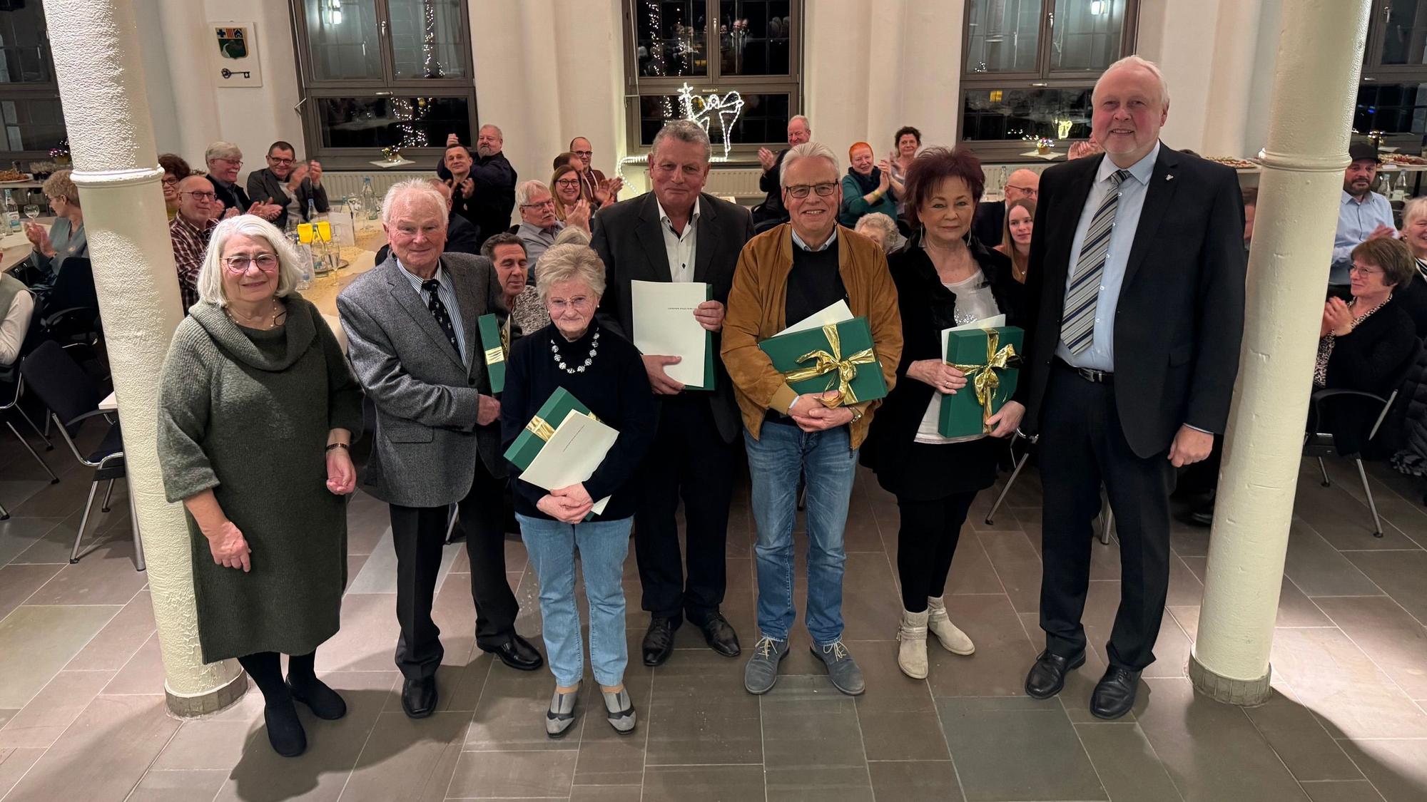 Im Ratssaal der Gemeinde Engelskirchen wurden sie für ihr Engagement ausgezeichnet: (2.v.l.n.r.) Joachim Holzapfel, Gretel Peeters, Dirk Büttner, Udo Berghaus und Liane Hess von der Vorratskammer.
