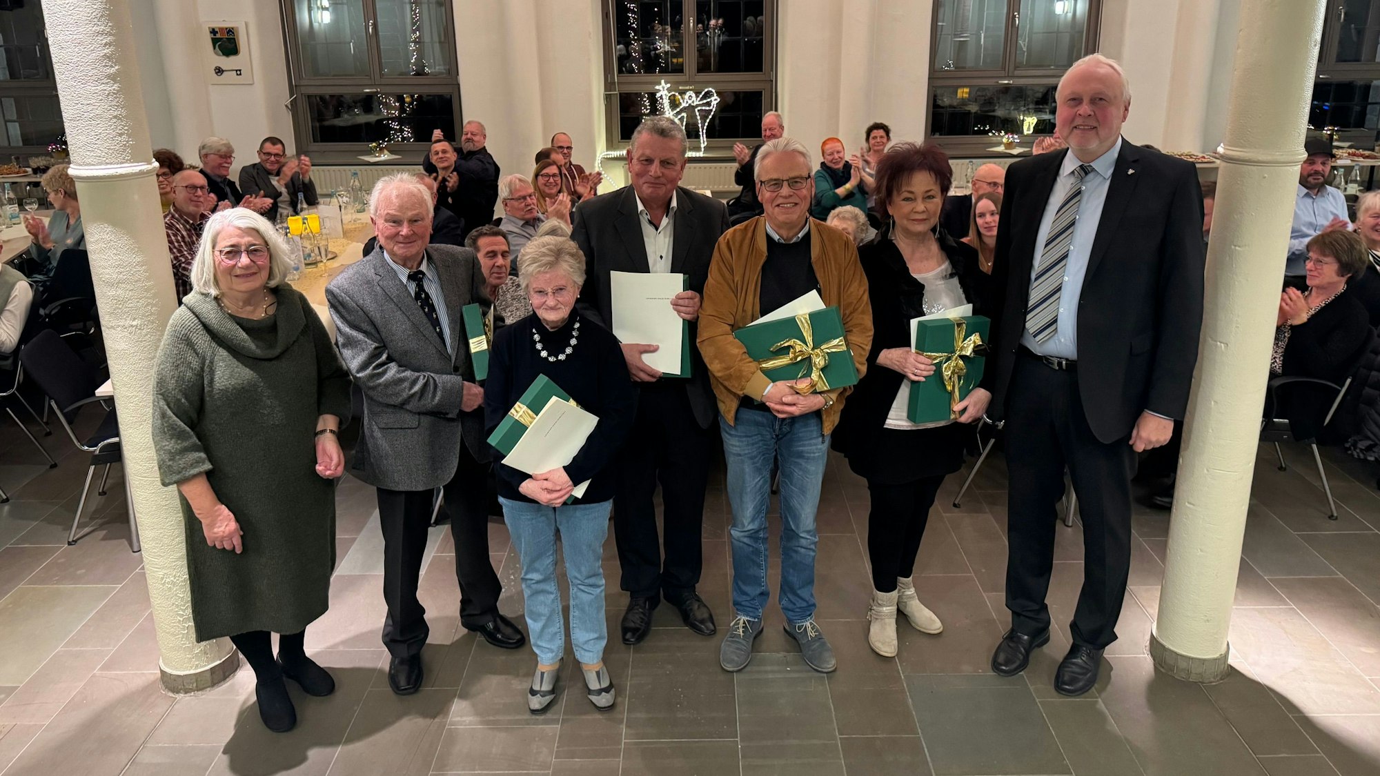 Im Ratssaal der Gemeinde Engelskirchen wurden sie für ihr Engagement ausgezeichnet: (2.v.l.n.r.) Joachim Holzapfel, Gretel Peeters, Dirk Büttner, Udo Berghaus und Liane Hess von der Vorratskammer.