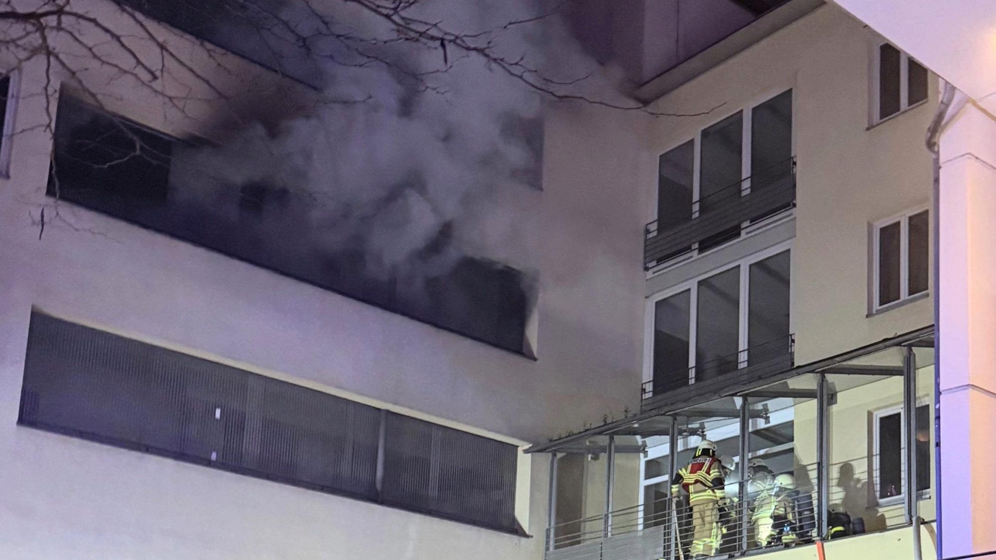 Recklinghausen: Feuerwehrleute mit Atemschutz arrbeiten in einem Mehrfamilienhaus.