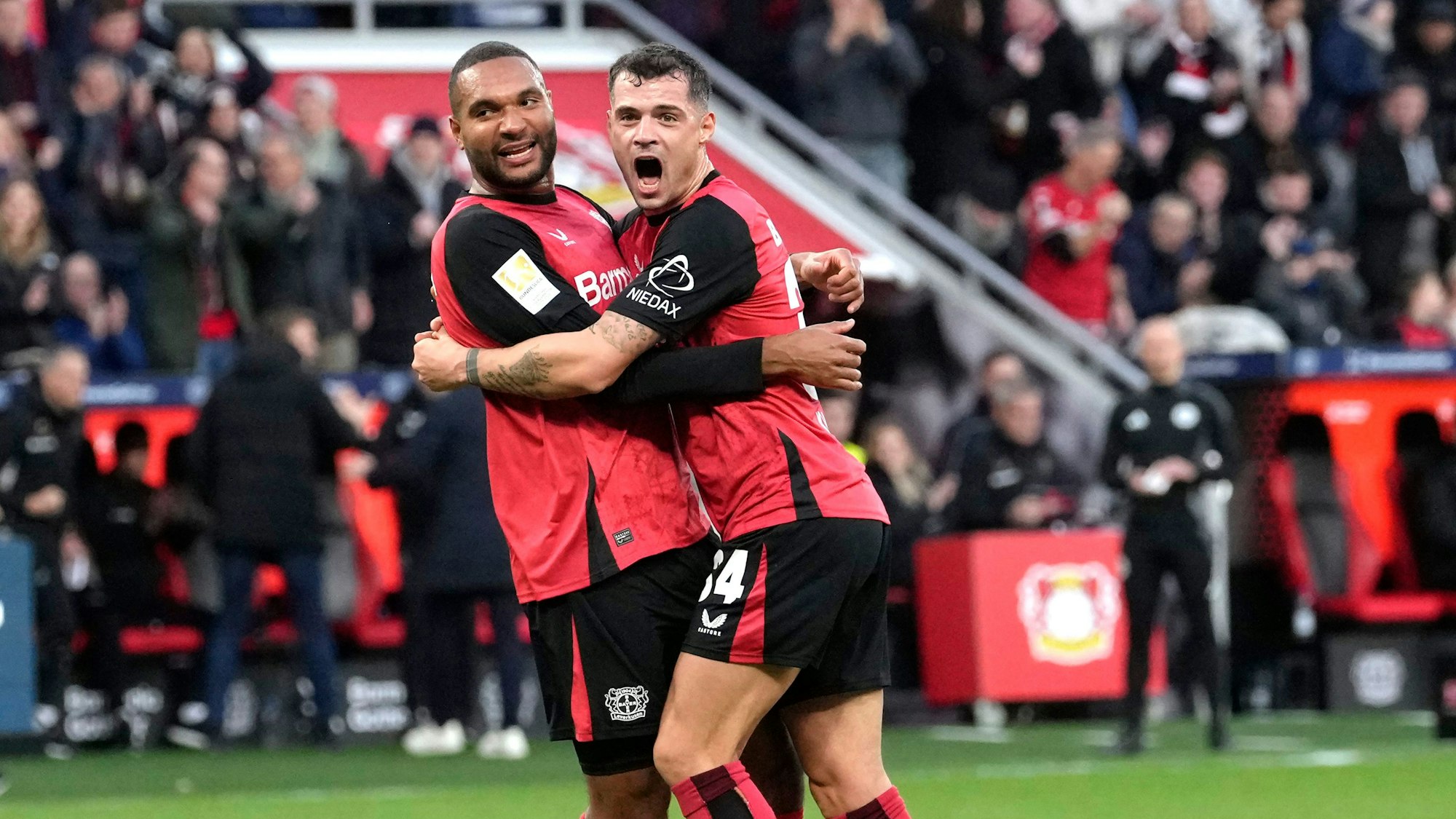 Jonathan Tah (l.) lässt sich von Granit Xhaka für sein Kopfballtor zum 2:0 feiern.