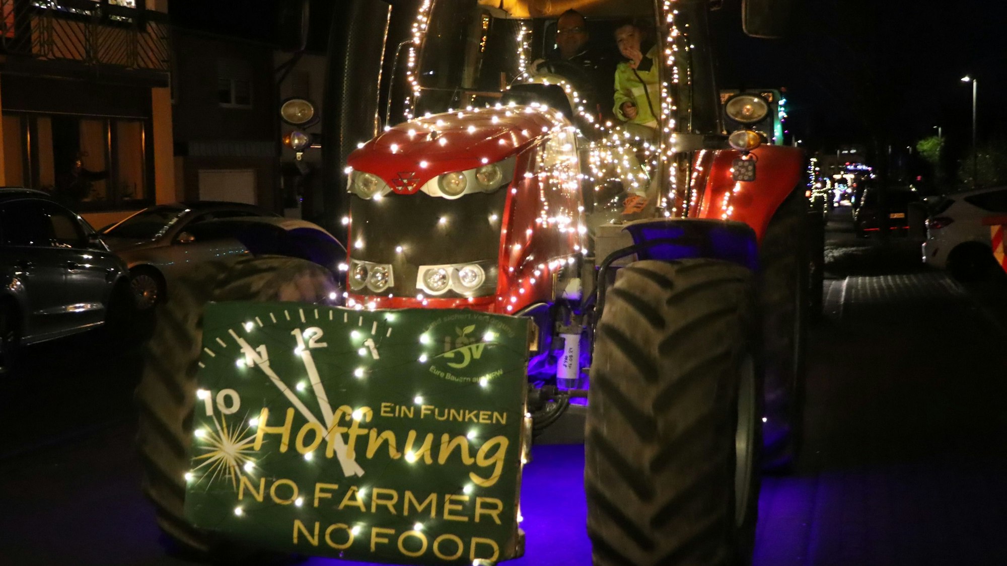 Mit Idealismus und Kreativität schmückten die Teilnehmer am Lichterzuges ihre Traktoren