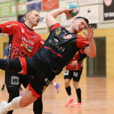 Vollen Körpereinsatz zeigt Marco Mayer, der hier mit ausgestrecktem Wurfarm in den Kreis fliegt.