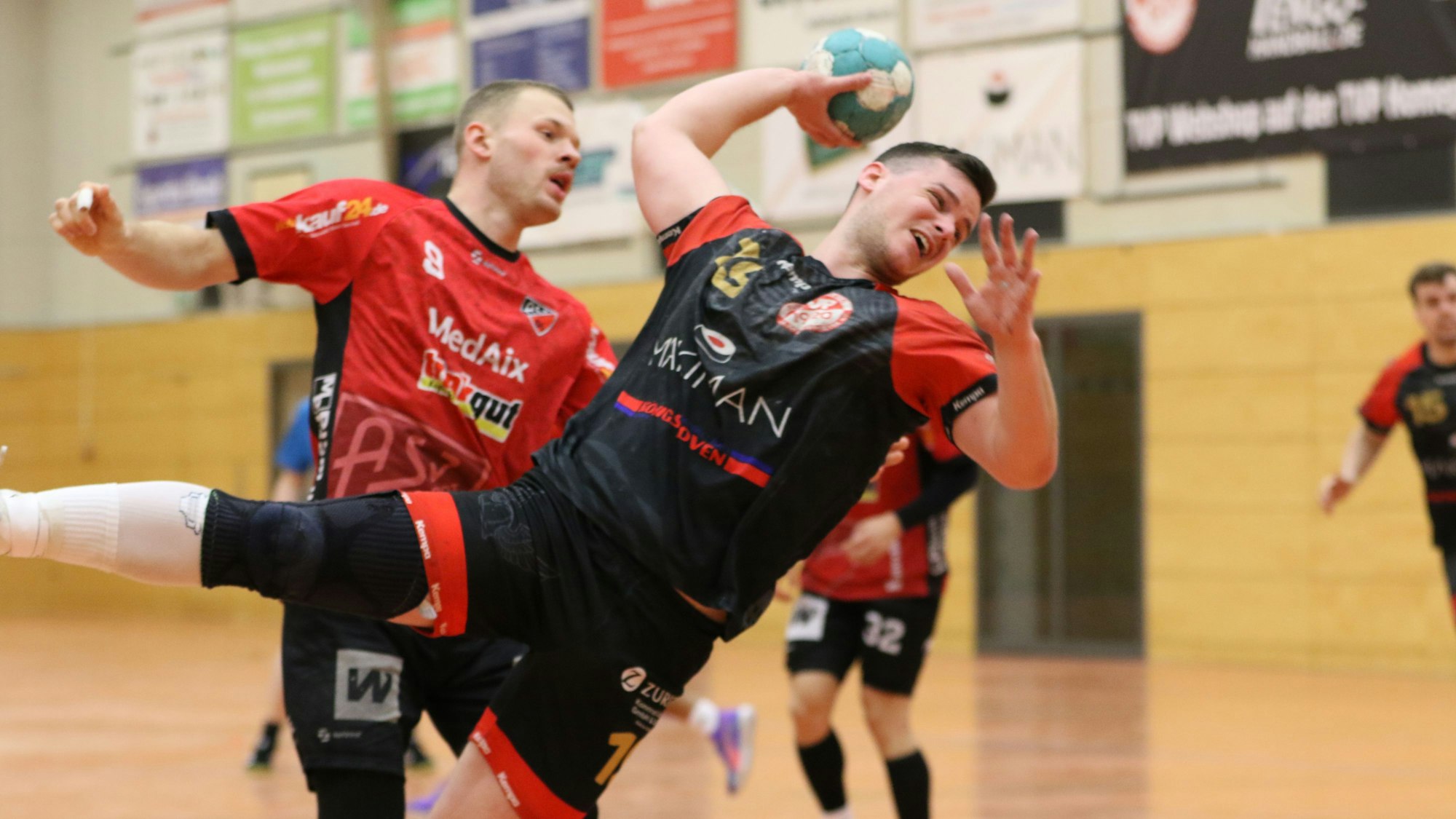 Vollen Körpereinsatz zeigt Marco Mayer, der hier mit ausgestrecktem Wurfarm in den Kreis fliegt.