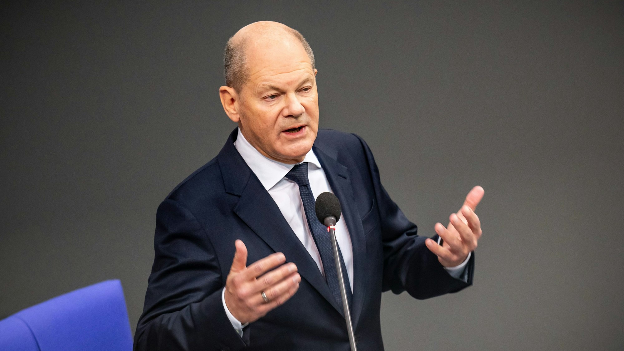 Bundeskanzler Olaf Scholz (SPD) spricht bei einer Befragung der Bundesregierung im Plenarsaal im Bundestag. (Archivbild)