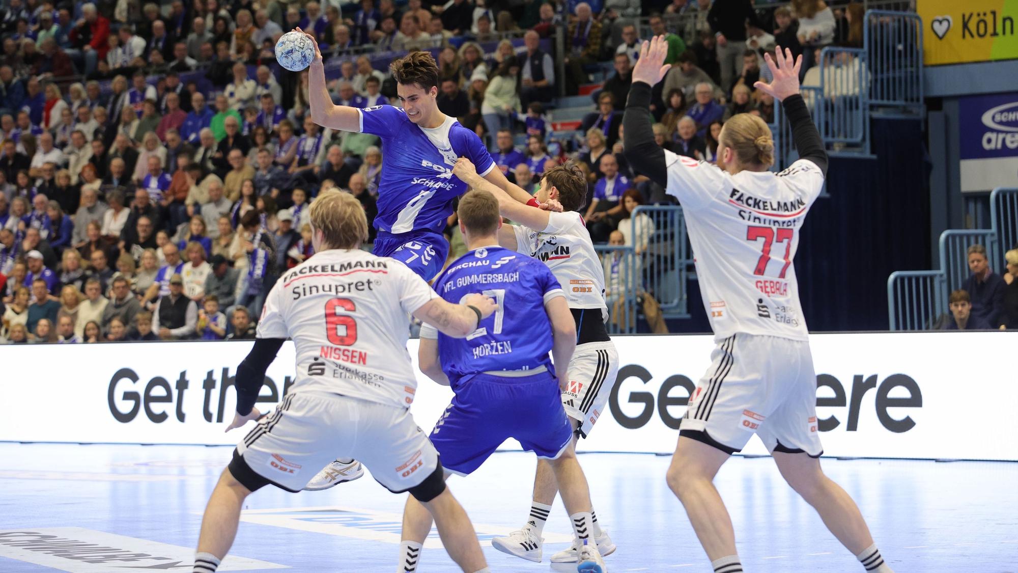 VfL Handballer Julian Köster setzt im Angriff zum Sprungwurf auf das Tor an.