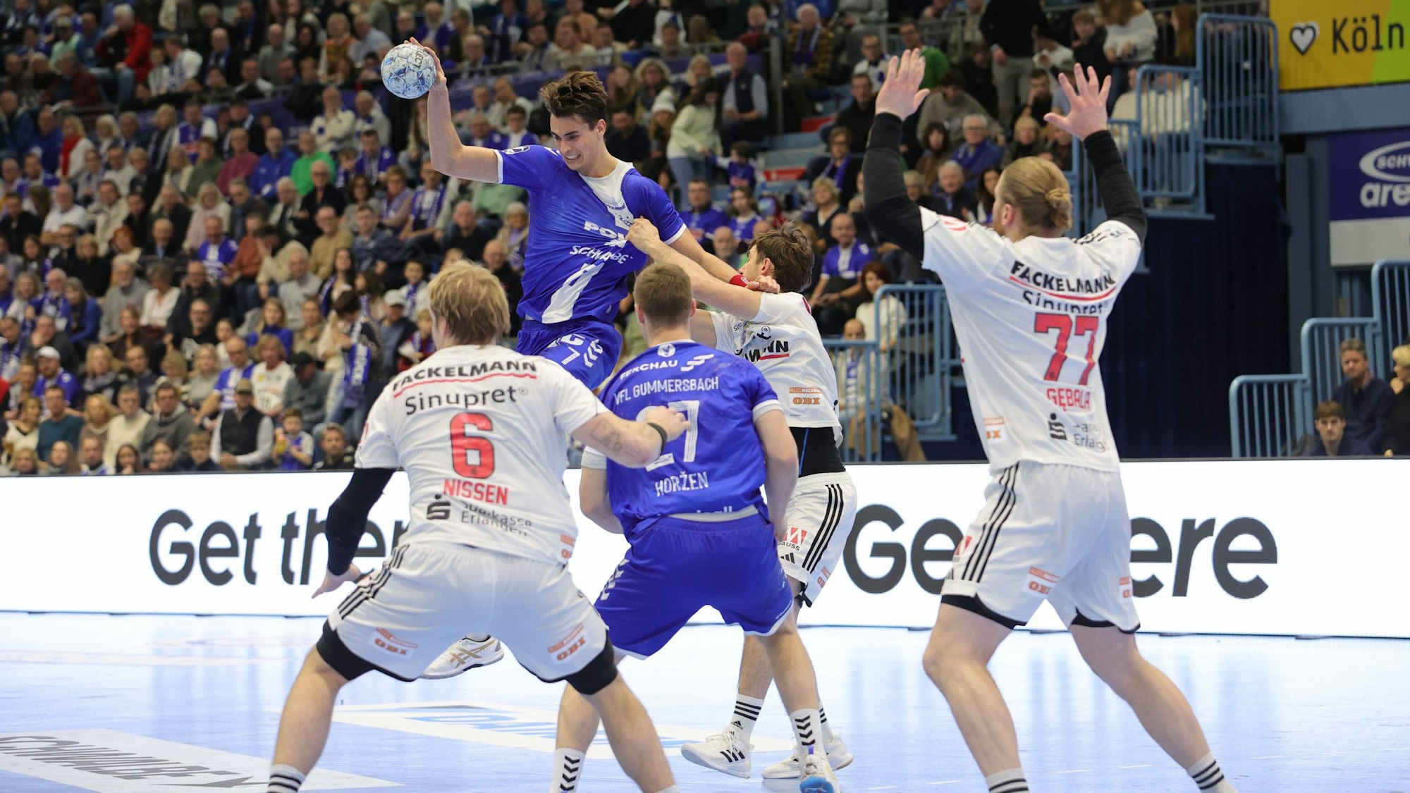 VfL Handballer Julian Köster setzt im Angriff zum Sprungwurf auf das Tor an.