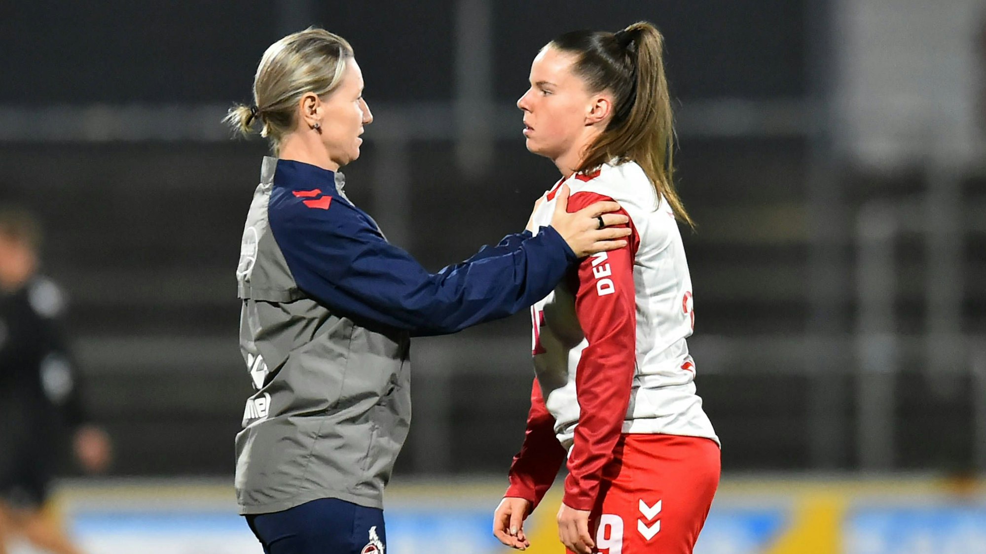 Fußball Google Pixel Frauen-Bundesliga Saison 2024/2025 8. Spieltag: 1. FC Köln - Bayer 04 Leverkusen am 01.11.2024 im Franz-Kremer-Stadion in Köln Jacqueline Dünker Co-Trainerin 1. FC Köln , links - Adriana Achcinska 1. FC Köln , rechts DFB regulations prohibit any use of photographs as image sequences and/or quasi-video. Nordrhein-Westfalen Deutschland *** Soccer Google Pixel Womens Bundesliga Season 2024 2025 8 Matchday 1 FC Köln Bayer 04 Leverkusen on 01 11 2024 at Franz Kremer Stadium in Cologne Jacqueline Dünker Co Trainer 1 FC Köln , left Adriana Achcinska 1 FC Köln , right DFB regulations prohibit any use of photographs as image sequences and or quasi video Nordrhein Westfalen Germany