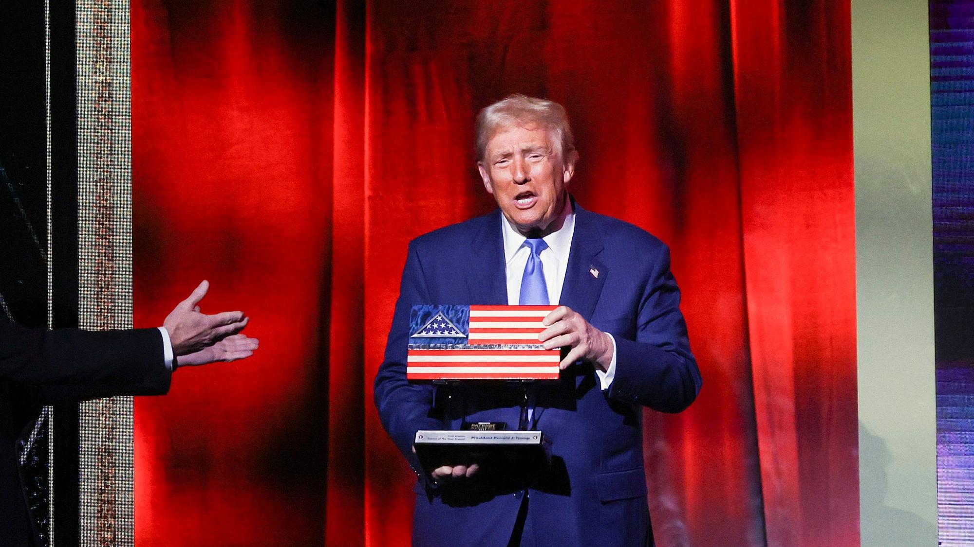 Sean Hannity überreicht dem designierten US-Präsidenten Donald Trump bei den FOX Nation Patriot Awards in Greenvale, New York, die Auszeichnung „Patriot des Jahres“. (Archivbild)