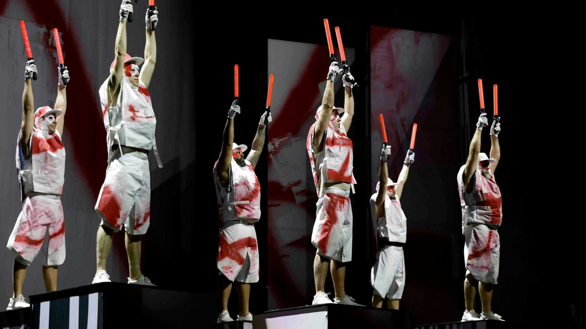 Männer in weiß-roter Kleidung.