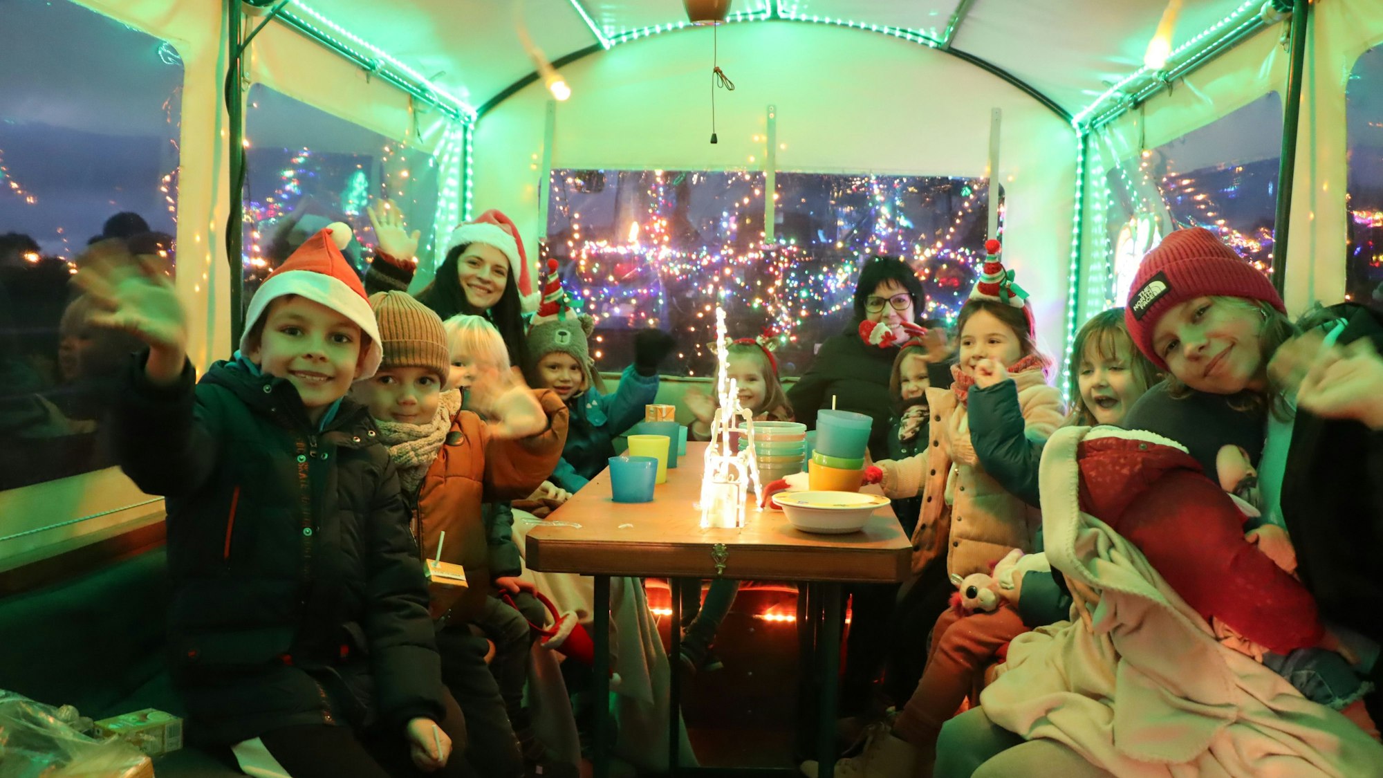 Opa Matthias Hartmann lenkte den Traktor und auf dem Anhänger im Planwagen feierte die kleine Sophie mit ihren Freundinnen, Eltern und der Großmutter ihren vierten Geburtstag.