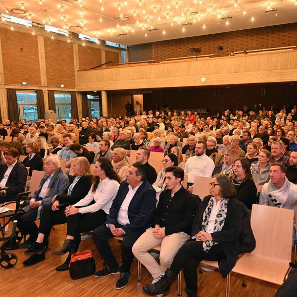 Die Mehrheit der Rösrather CDU-Mitglieder kürte Miguel Louzao de la Cruz (vorne, 4. v. r.) zum Bürgermeisterkandidaten - gegen die einstimmige Empfehlung des CDU-Vorstands.