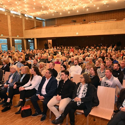 Die Mehrheit der Rösrather CDU-Mitglieder kürte Miguel Louzao de la Cruz (vorne, 4. v. r.) zum Bürgermeisterkandidaten - gegen die einstimmige Empfehlung des CDU-Vorstands.